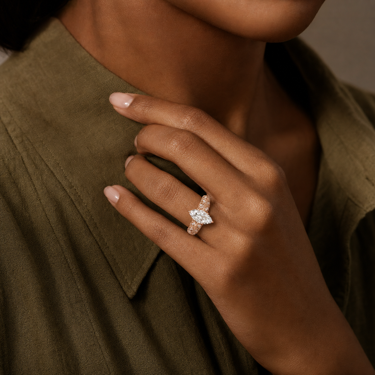 Marquise Laurel Nature Side Stone in 18K Yellow Gold wearing